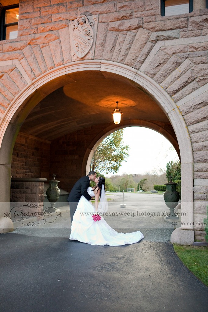 b&g kissing under arch